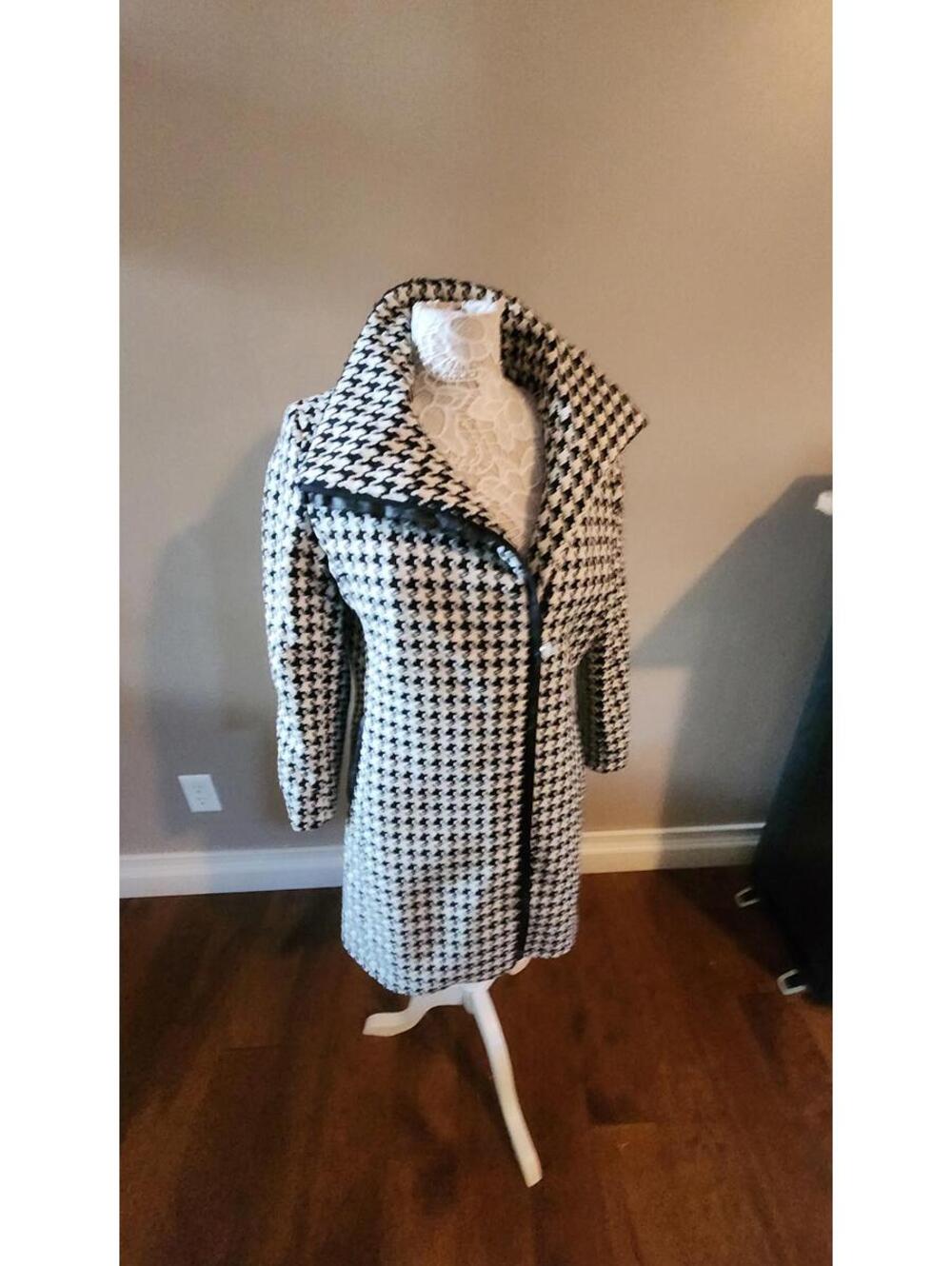 Calvin Klein Black & White Houndstooth Coat Size 10 LKNW Wool Blend Winter Coat